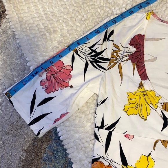 NWT Guess Etched Hibiscus Celina Top L - Picture 9 of 10